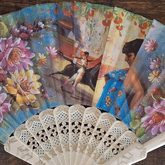 1990s Spanish Fabric Creme Colored Handheld Fan - Picture 9 of 12